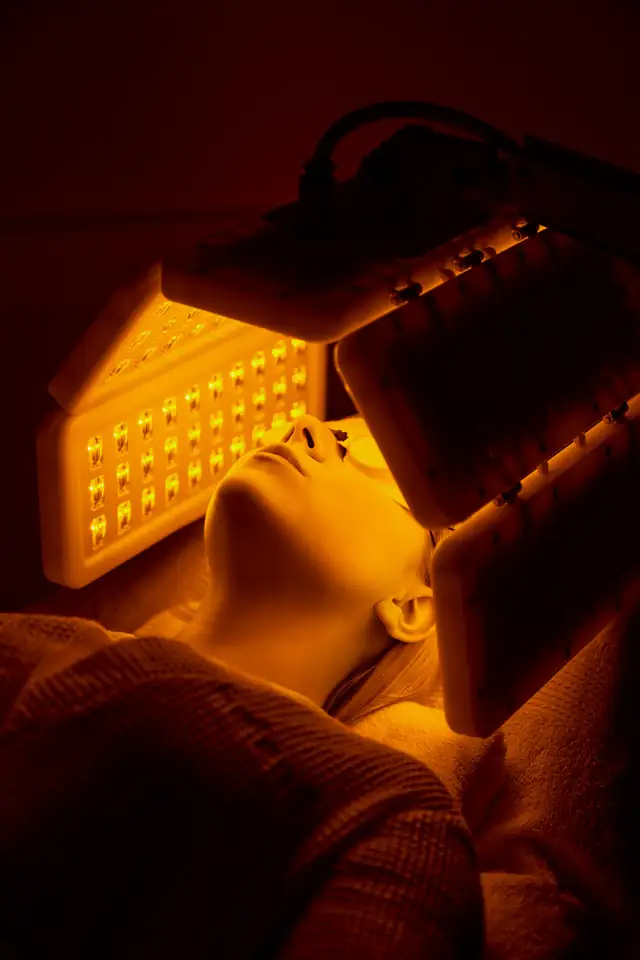 HELEO4 Pro LED-lichttherapie op het gezicht bij Nash Glow in Maasmechelen