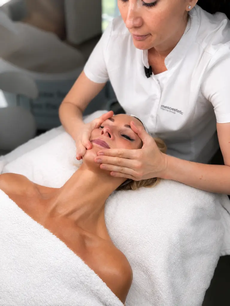 Natalia Shnypteva voert een gezichtsmassage uit bij Nash Glow in Maasmechelen